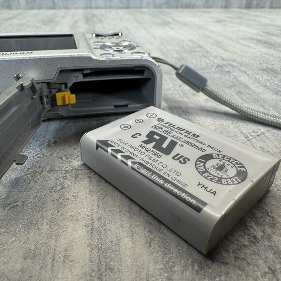 Fujifilm FinePix F30 Compact Digital Camera 6.3MP Tested Works - Picture 12 of 14